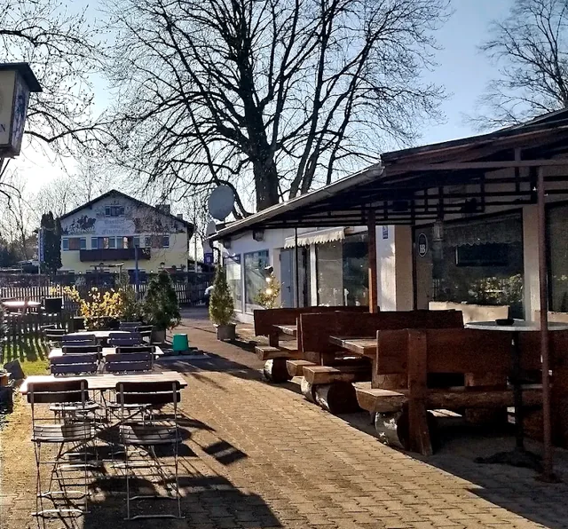 Biergarten mit Holzbänken in der Sonne