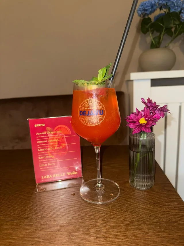 Aperitif und Blumen auf dem Holztisch